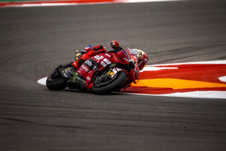 Marc Marquez auf der roten Ducati Desmosedici GP26 in Schräglage Seitenansicht – MotoGP Americas GP COTA 2026