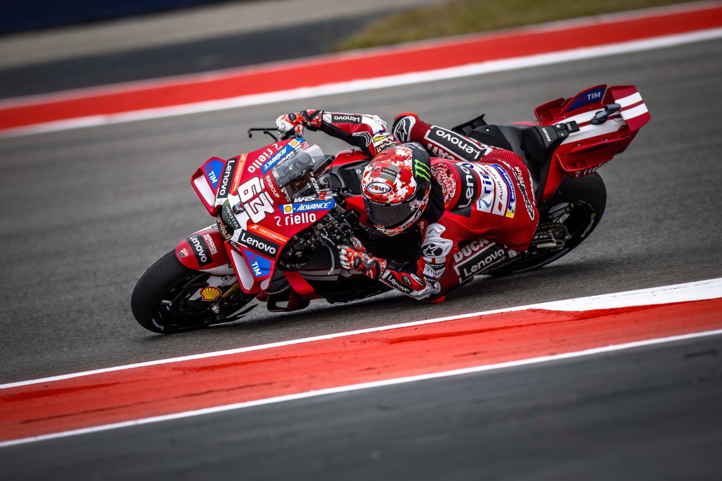 Ducati in Crisis: Aprilia Dominates MotoGP 2026 at Will 2 Pecco Bagnaia auf der Ducati Desmosedici GP26 in Schräglage Seitenansicht – MotoGP Americas GP COTA 2026