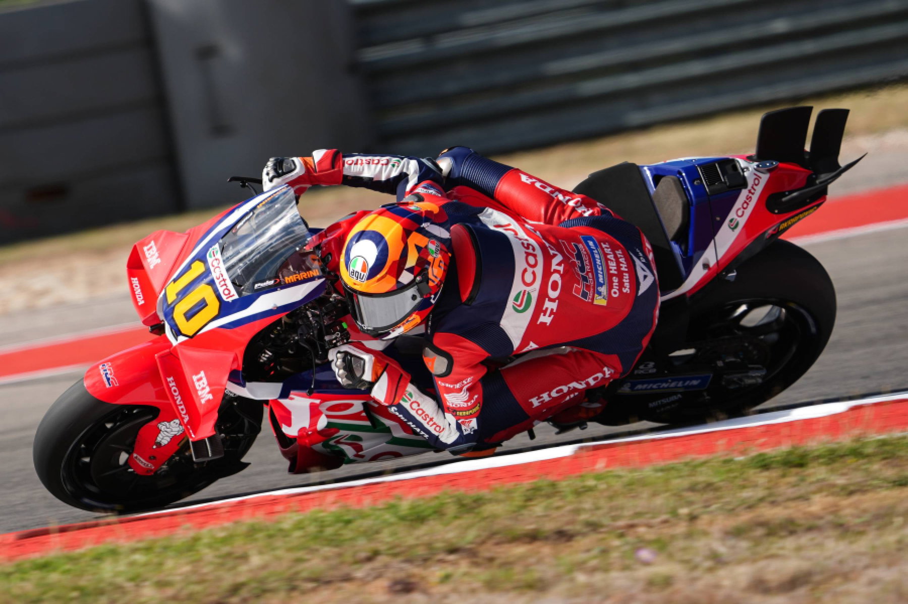 Luca Marini auf der Honda RC213V in Schräglage Seitenansicht – MotoGP Americas GP COTA 2026