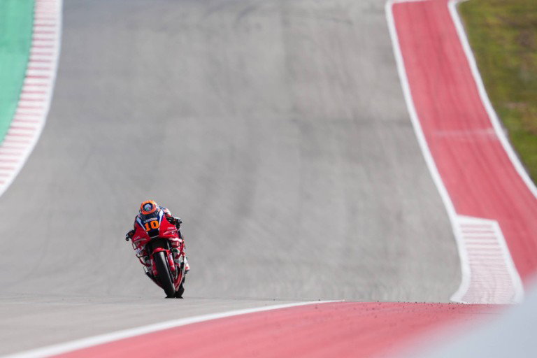 Luca Marini Nummer 10 auf der Honda RC213V Weitwinkel auf der Strecke – MotoGP Americas GP COTA 2026