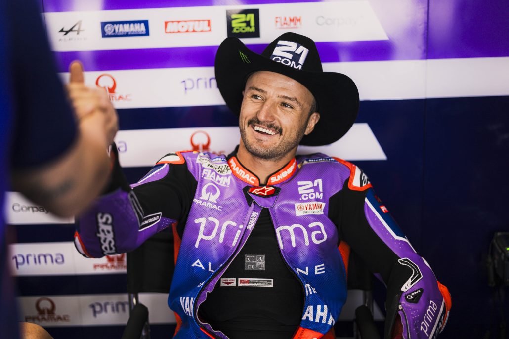 Jack Miller mit Cowboyhut lachend in der Prima Pramac Yamaha Box – MotoGP Americas GP COTA Austin 2026
