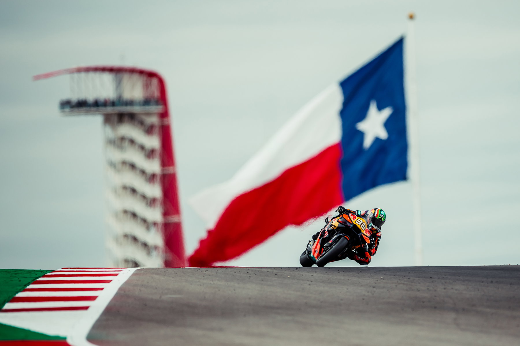 MotoGP 2027: Zwischen Ducatis Reifenproblem, dem Fahrermarkt-Beben und einer überraschenden Ingenieur-Rückkehr 4 Brad Binder auf der KTM RC16 mit Texas-Flagge und COTA Turm im Hintergrund – MotoGP Americas GP 2026