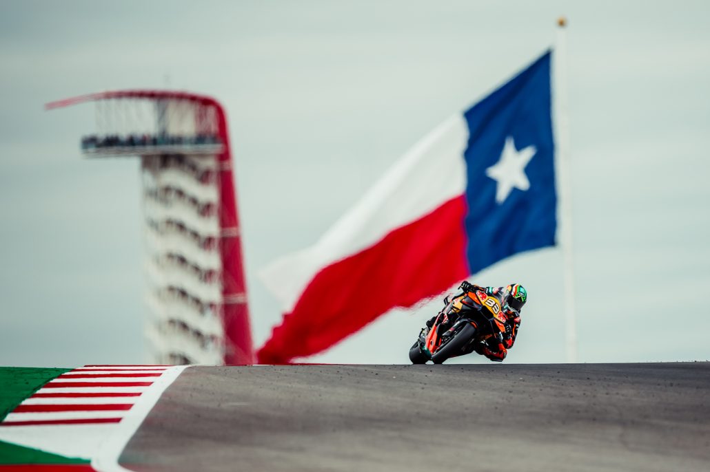 Brad Binder auf der KTM RC16 mit Texas-Flagge und COTA Turm im Hintergrund – MotoGP Americas GP 2026