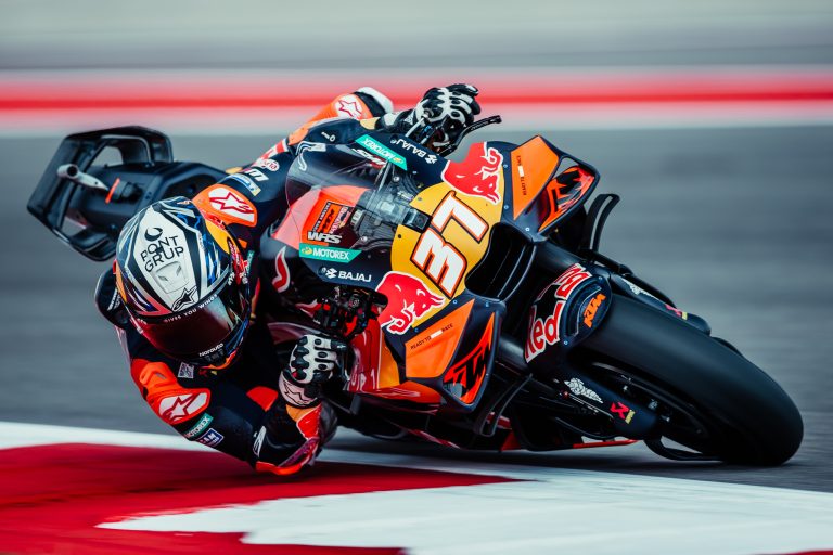 Pedro Acosta Nummer 31 auf der Red Bull KTM RC16 in tiefer Schräglage – MotoGP Americas GP COTA 2026