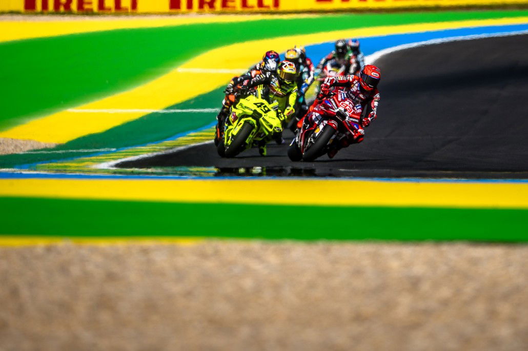 Marc Marquez auf der Ducati Desmosedici im Zweikampf mit VR46-Ducati – MotoGP Brasilien GP Goiânia 2026
