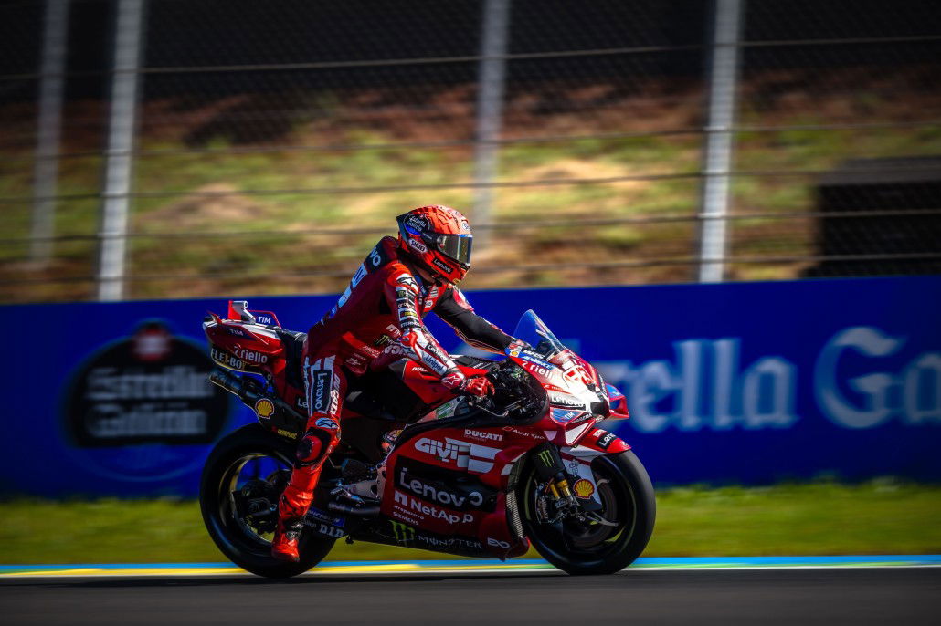 Marc Marquez auf der Ducati Desmosedici GP26 Seitenansicht vor Estrella Galicia Bande – MotoGP Brasilien GP Goiânia 2026