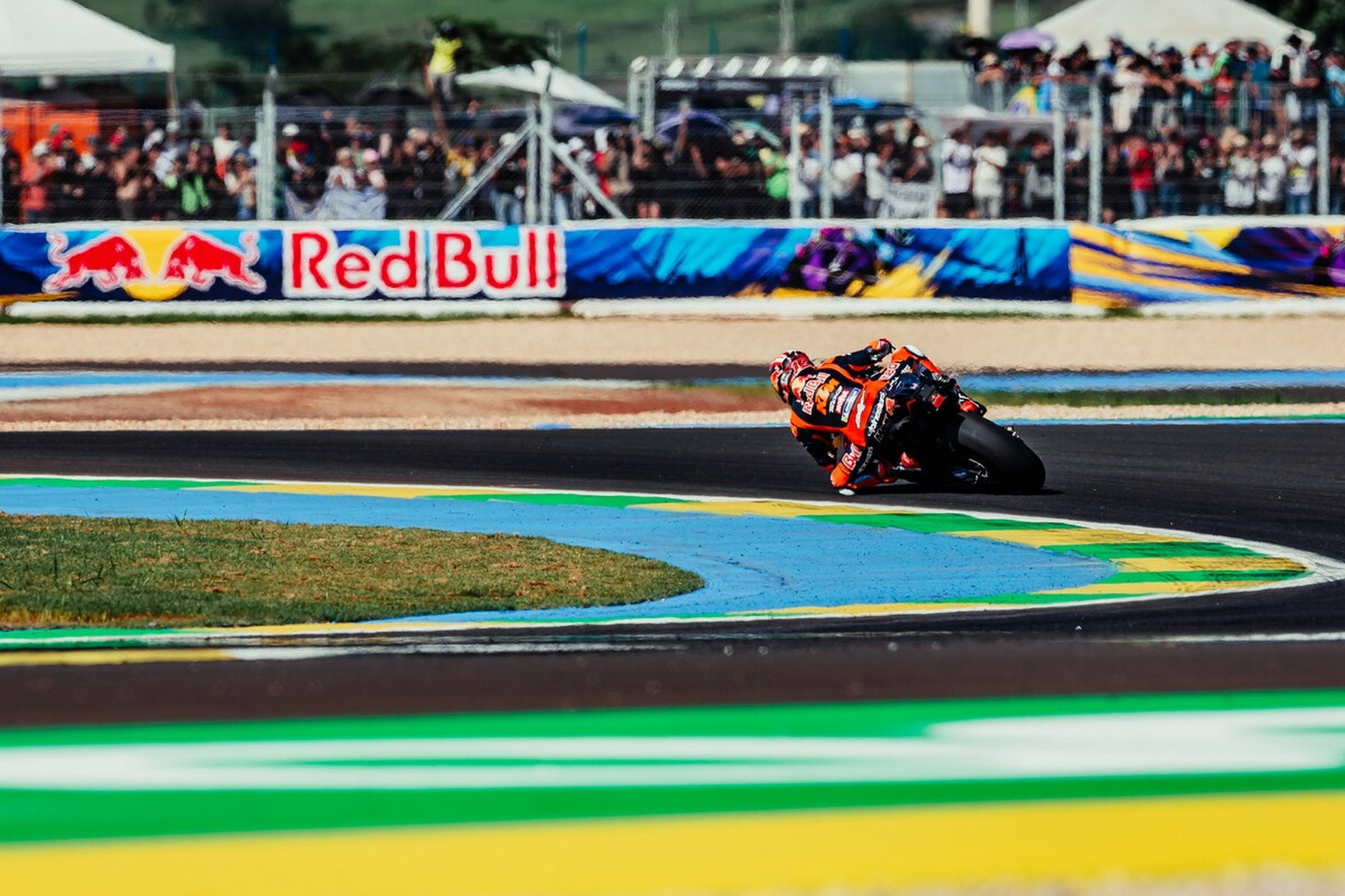 Maverick Vinales auf der Red Bull KTM Tech3 RC16 in Schraeglage - MotoGP 2026