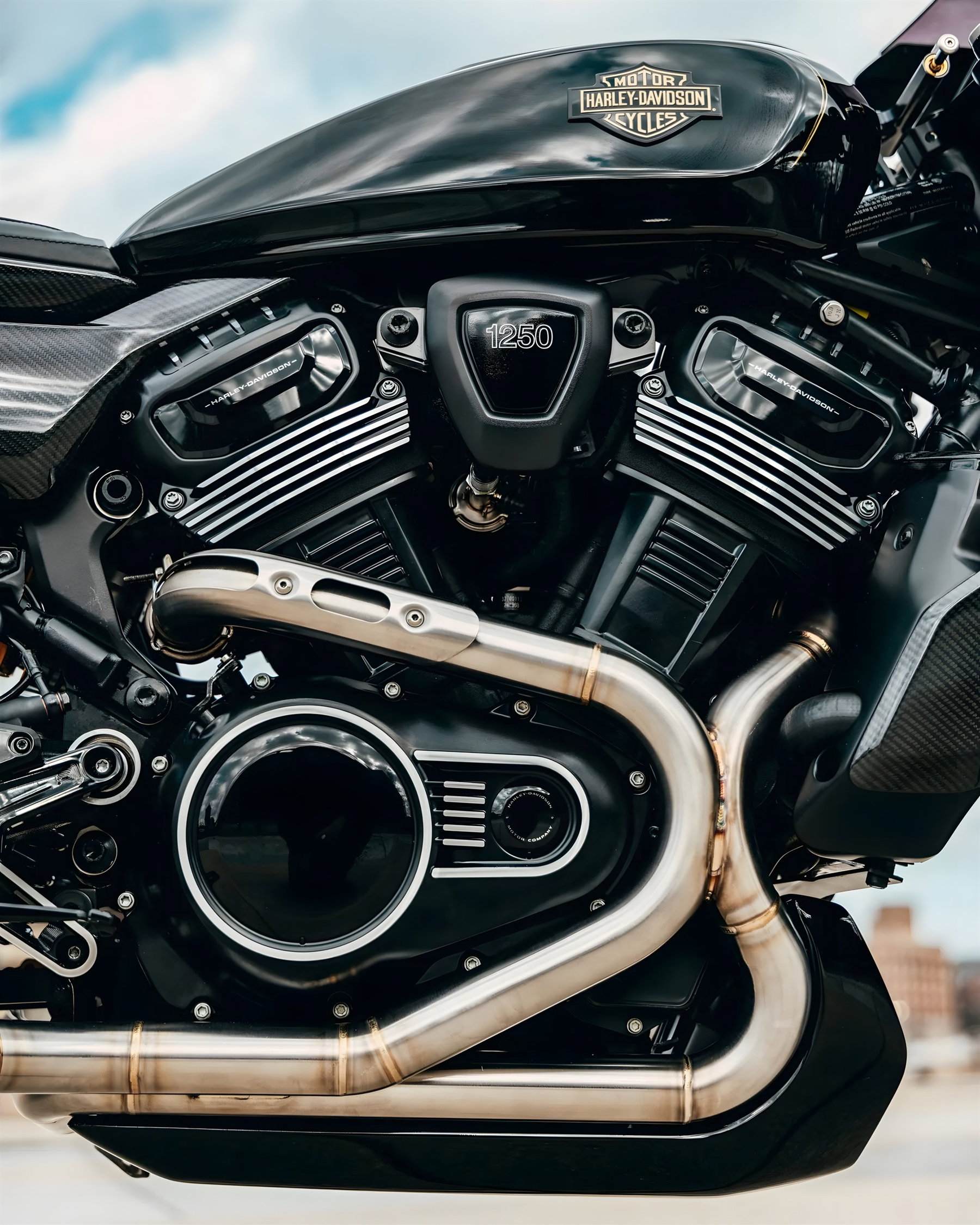 Harley-Davidson meldet RMCR und RMXR an: Zwei Serienmodelle rücken näher 5 Heckpartie der Harley-Davidson RMCR mit Akrapovic-Auspuffanlage