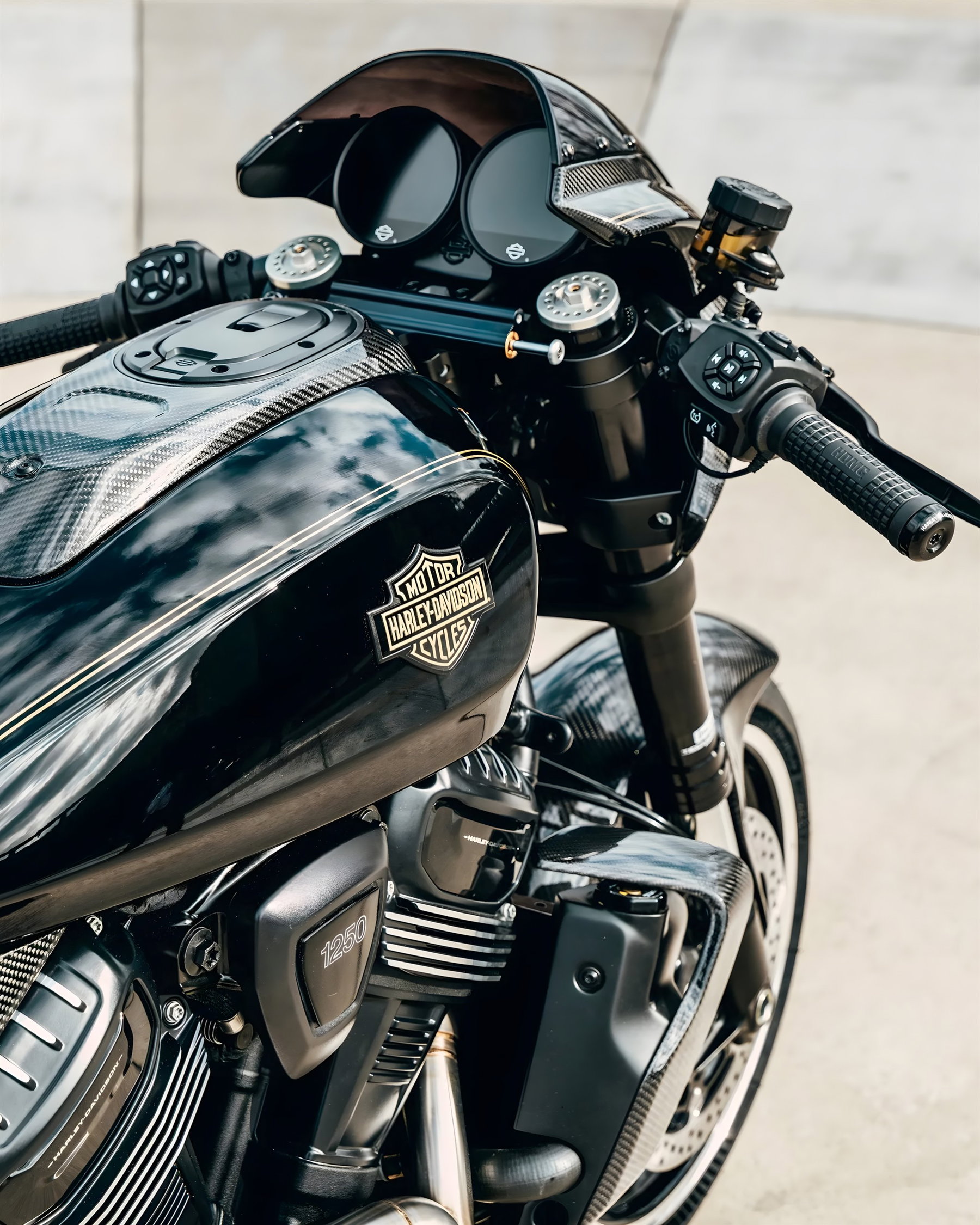 Harley-Davidson meldet RMCR und RMXR an: Zwei Serienmodelle rücken näher 6 Harley-Davidson RMCR Studioaufnahme des Cafe-Racer-Konzepts