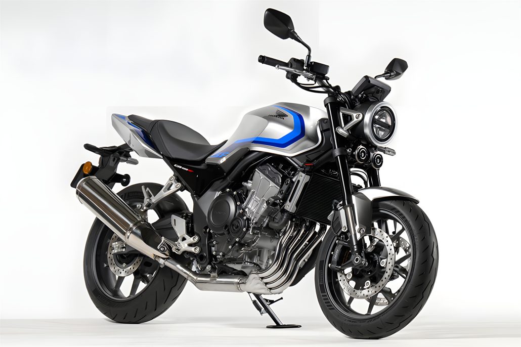 Honda CB400 Super Four und CBR400R Four: Japans 400er-Vierzylinder kehrt zurück 1 Honda CB400 Super Four – Seitenansicht von rechts in Silber-Blau mit rundem Scheinwerfer, Vierzylinder-Motor und Chrom-4-in-1-Auspuff, Studiofoto