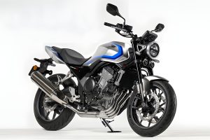 Honda CB400 Super Four – Seitenansicht von rechts in Silber-Blau mit rundem Scheinwerfer, Vierzylinder-Motor und Chrom-4-in-1-Auspuff, Studiofoto
