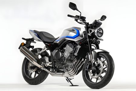 Honda CB400 Super Four and CBR400R: Market Launch Set, Europe Still Open Honda CB400 Super Four – Seitenansicht von rechts in Silber-Blau mit rundem Scheinwerfer, Vierzylinder-Motor und Chrom-4-in-1-Auspuff, Studiofoto