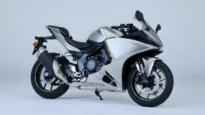 Honda CBR400R Four – Dreiviertelansicht von vorne rechts in Silber mit neongelben Felgenstreifen, Vollverkleidung und Honda-Schriftzug, Studiofoto