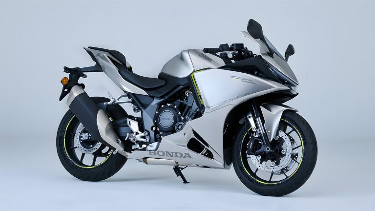 Honda CBR400R Four – Dreiviertelansicht von vorne rechts in Silber mit neongelben Felgenstreifen, Vollverkleidung und Honda-Schriftzug, Studiofoto