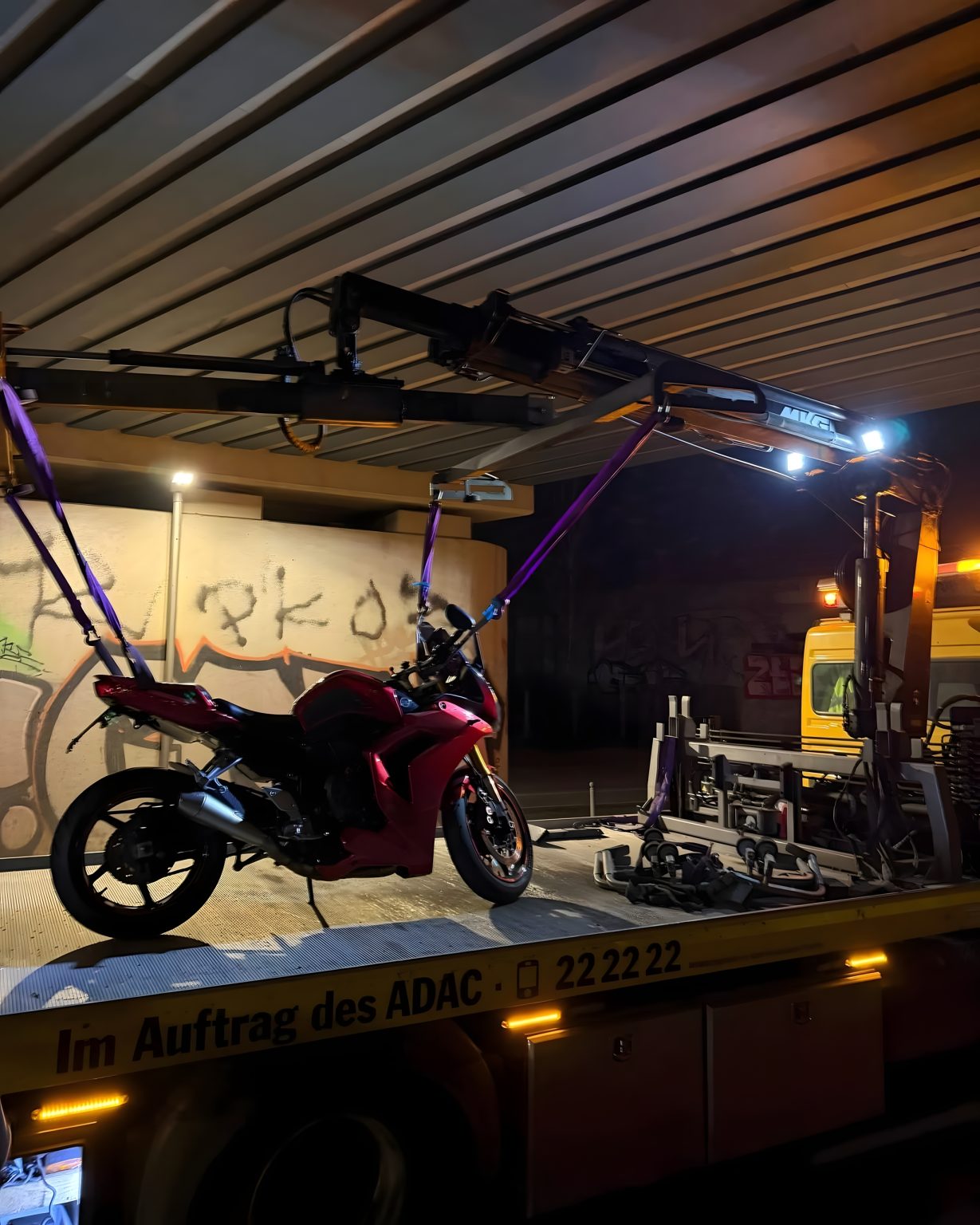 Beschlagnahmtes rotes Naked Bike auf ADAC-Abschleppwagen bei Nacht nach Polizeikontrolle auf der Berliner Stadtautobahn A100