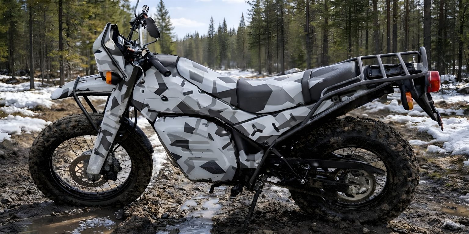 NorthForge Dispatch: Kanada entwickelt Elektro-Enduro für die Armee NorthForge Dispatch 2026 – Seitenansicht in Arctic-Camouflage (grau-weiß) auf verschneitem Waldweg mit Matschspuren