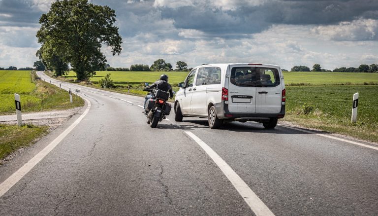 olg schleswig holstein 95000 euro schmerzensgeld motorradfahrer linksabbieger crash