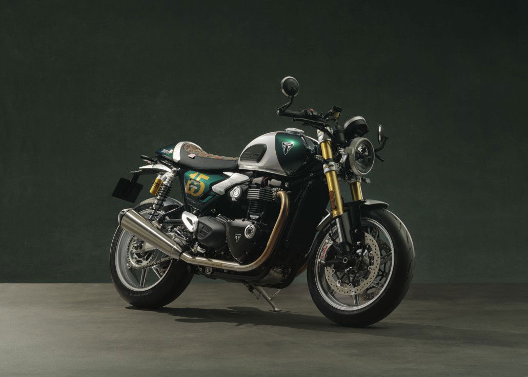 Triumph Speed Twin 1200 Cafe Racer DGR Edition 2026 – Studioaufnahme in Competition Green und Aluminium Silver mit goldenen Marzocchi-Gabeln, Harris-Tweed-Sitzbank und 15-Years-of-Dapper-Jubiläumsgrafik