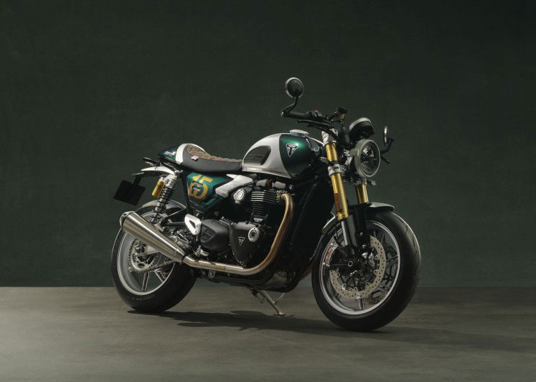 Triumph Speed Twin 1200 Cafe Racer DGR Edition 2026 – Studioaufnahme in Competition Green und Aluminium Silver mit goldenen Marzocchi-Gabeln, Harris-Tweed-Sitzbank und 15-Years-of-Dapper-Jubiläumsgrafik