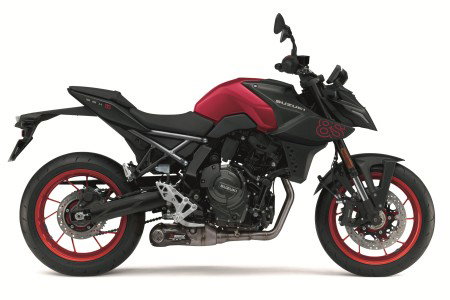 Suzuki GSX-8S Power Edition 2026 – Seitenansicht des Naked Bikes in Matt-Schwarz mit rotem Tank und roten Felgenakzenten sowie Akrapovič-Auspuff im Studio