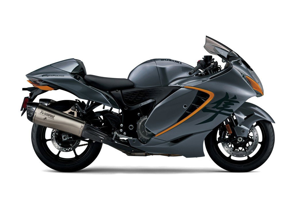 Suzuki Hayabusa Power Edition 2026 – Seitenansicht in Grau Metallic mit orangefarbenem Akrapovic-Auspuff