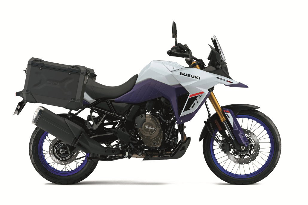 Suzuki V-Strom 800DE Travel Edition 2026 – Seitenansicht in Weiß-Lila mit Aluminium-Seitenkoffern