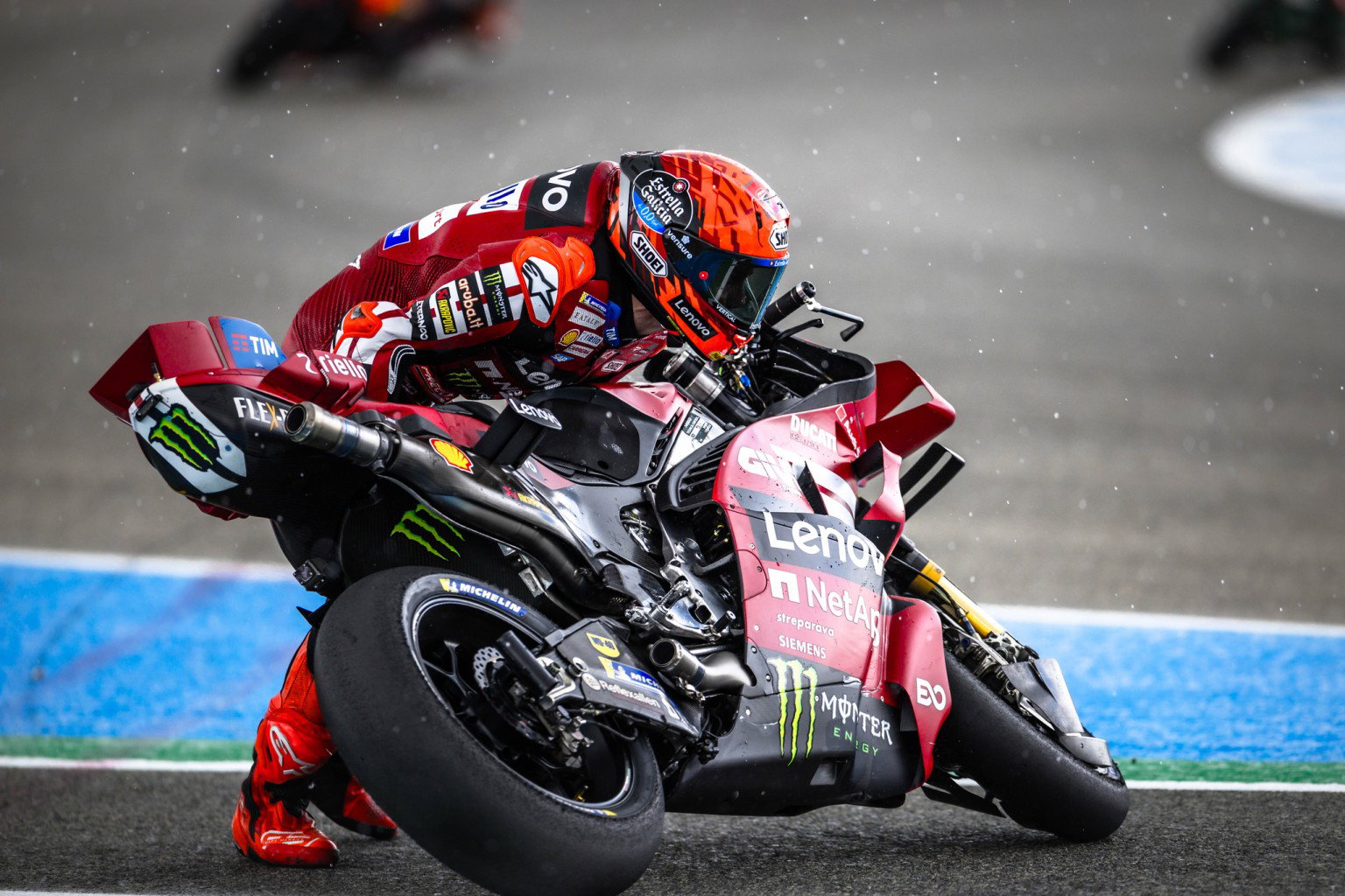 Marc Marquez auf der Ducati Desmosedici in Schräglage auf nasser Strecke – MotoGP GP Spanien Jerez 2026