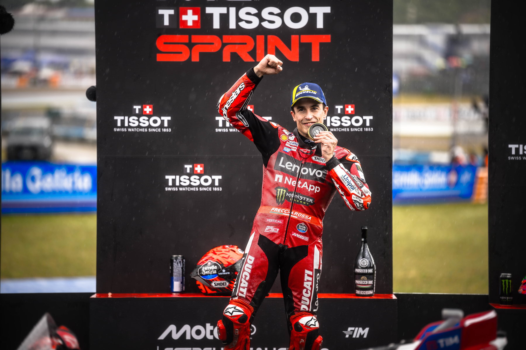Marc Marquez feiert auf dem Sprint-Podium mit erhobener Faust – MotoGP GP Spanien Jerez 2026