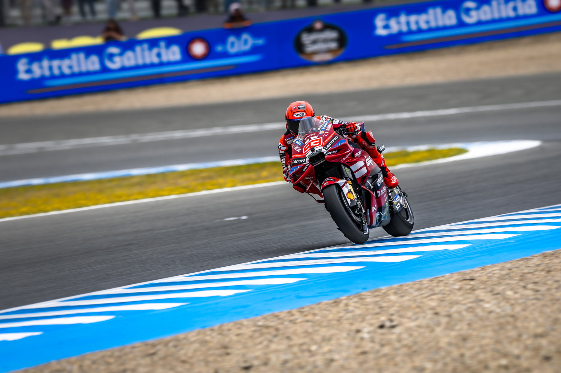 Marc Marquez feiert auf dem Sprint-Podium mit erhobener Faust – MotoGP GP Spanien Jerez 2026