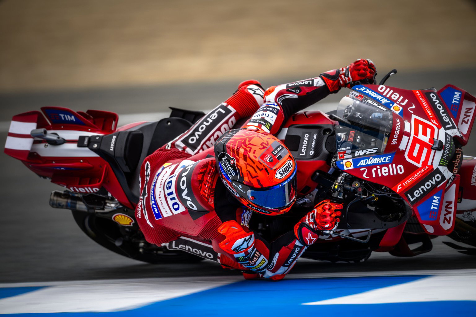 Marc Marquez auf der Ducati Desmosedici GP26 in tiefer Schräglage – MotoGP Spanien GP Jerez 2026