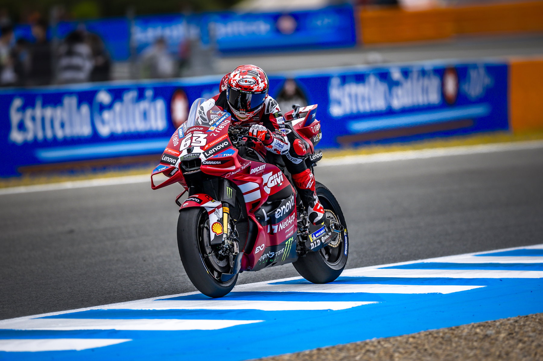 Pecco Bagnaia auf der Ducati Desmosedici GP26 Frontansicht vor Estrella-Galicia-Banner – MotoGP Spanien GP Jerez 2026