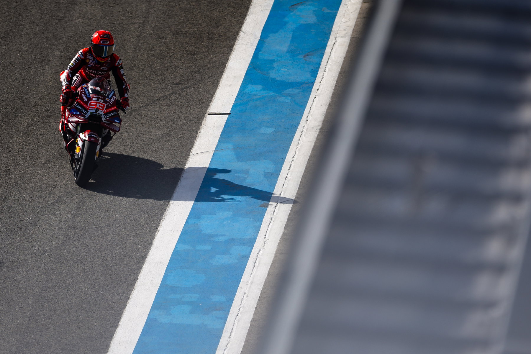 MotoGP-Tests 2027: Warum die Fahrer nur fünf Tage für die 850er bekommen 1 Marc Marquez auf der Ducati Desmosedici GP26 aus der Vogelperspektive auf der Strecke – MotoGP IRTA Test Jerez 2026