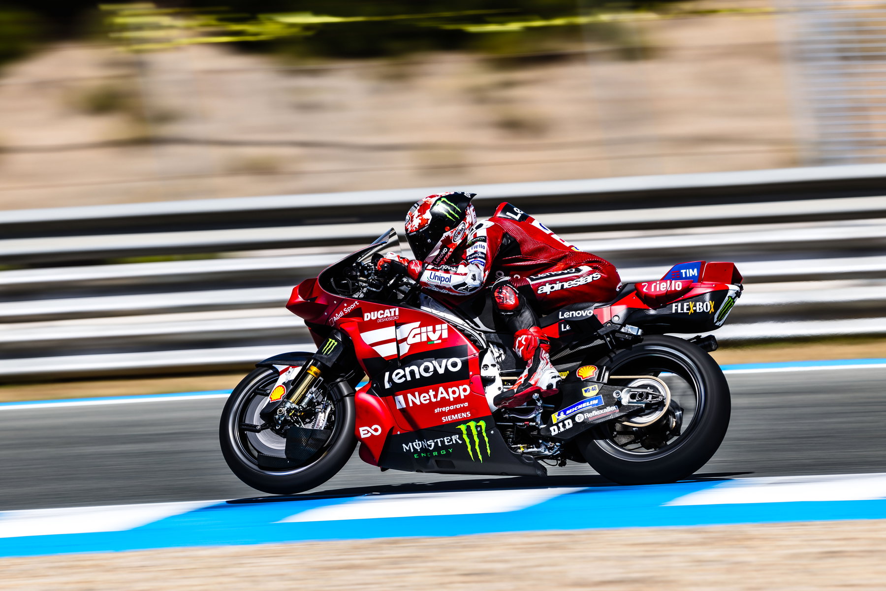 Pecco Bagnaia auf der roten Ducati Desmosedici GP26 in voller Fahrt Seitenansicht – MotoGP IRTA Test Jerez 2026