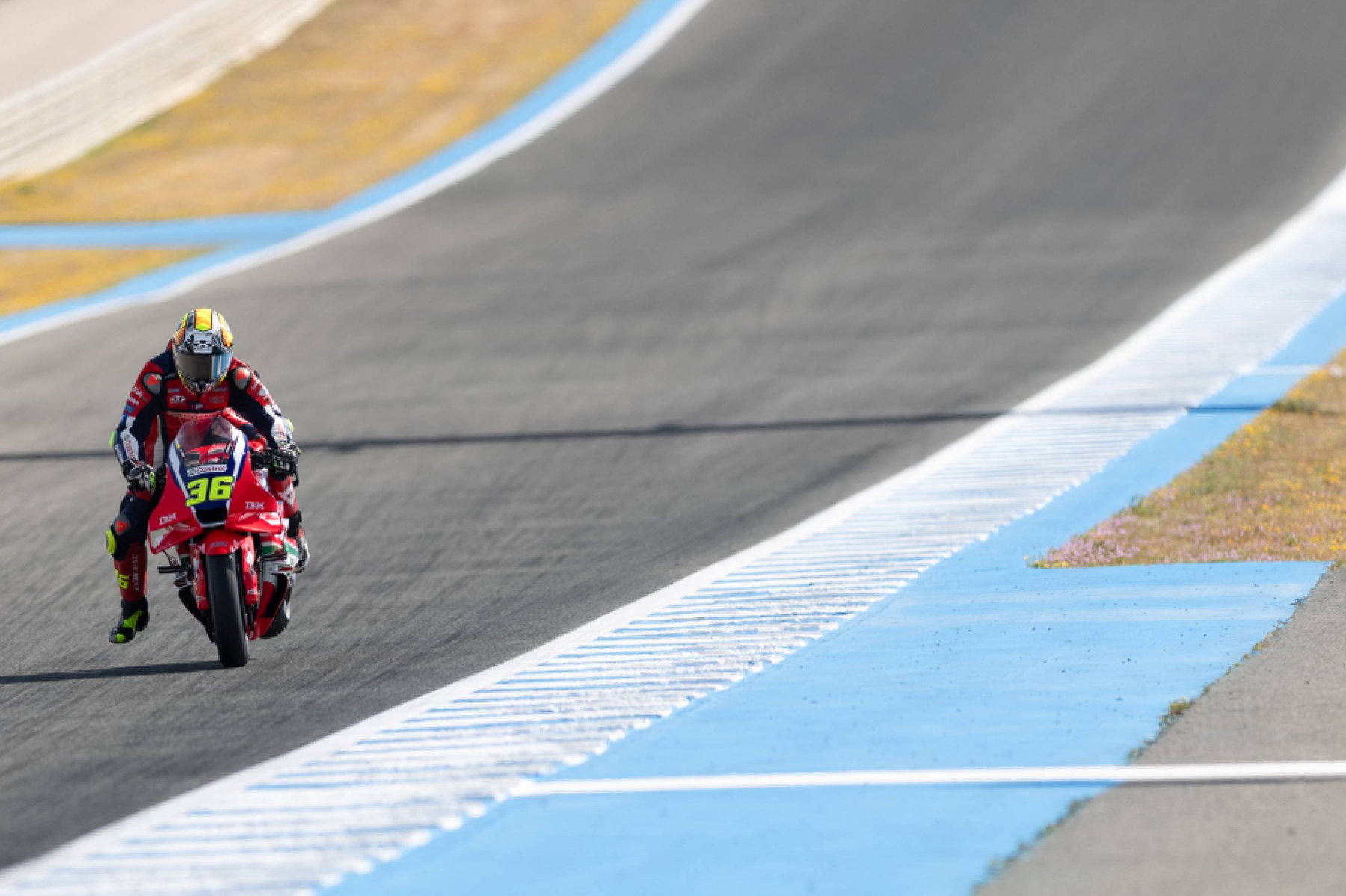 Joan Mir auf der Honda RC213V Frontansicht Panorama mit blauem Curb – MotoGP IRTA Test Jerez 2026