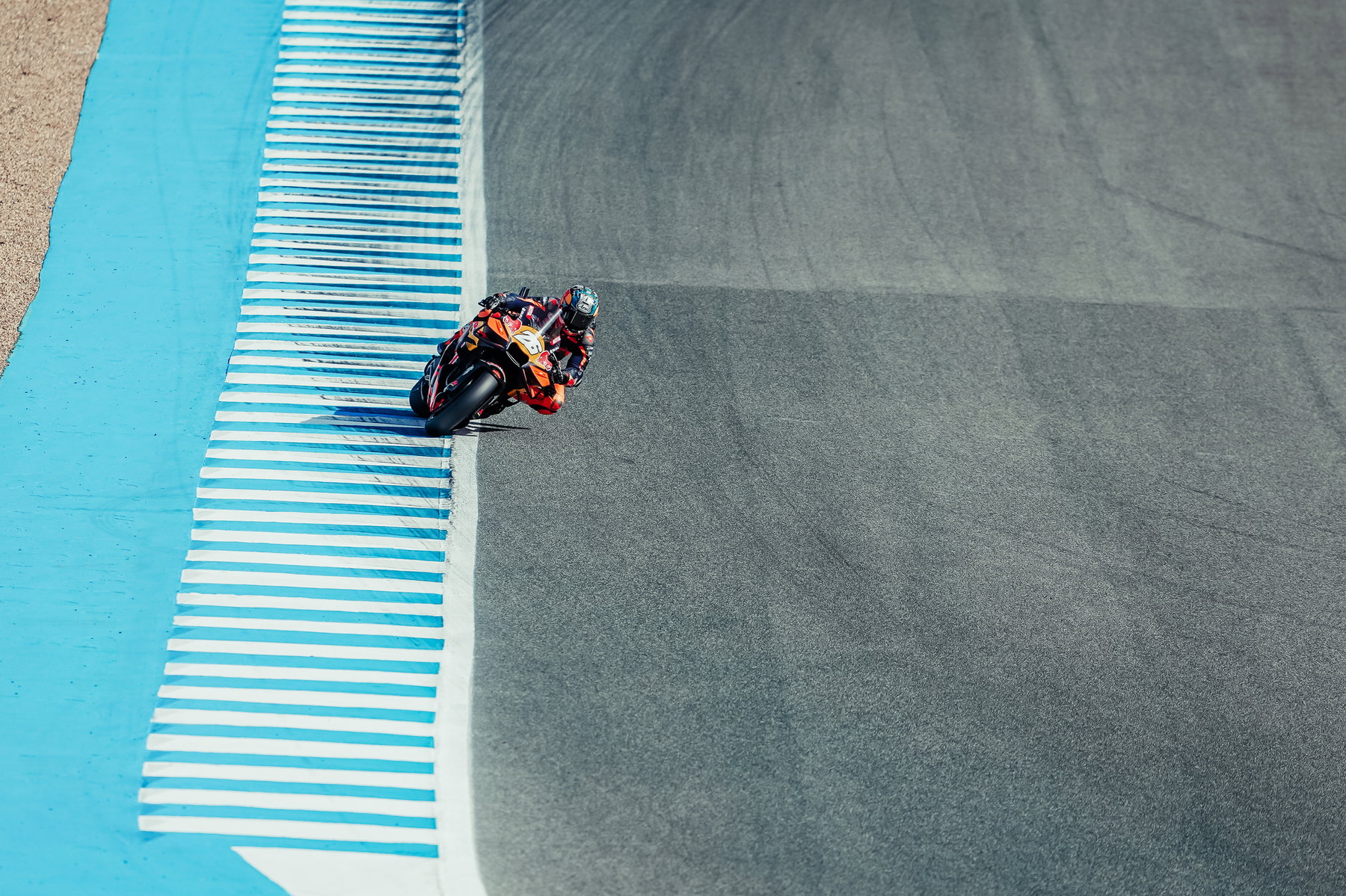 Dani Pedrosa auf der KTM RC16 aus der Vogelperspektive in Schräglage – MotoGP IRTA Test Jerez 2026