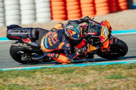 Dani Pedrosa in Schräglage auf der KTM RC16 Seitenansicht – MotoGP IRTA Test Jerez 2026