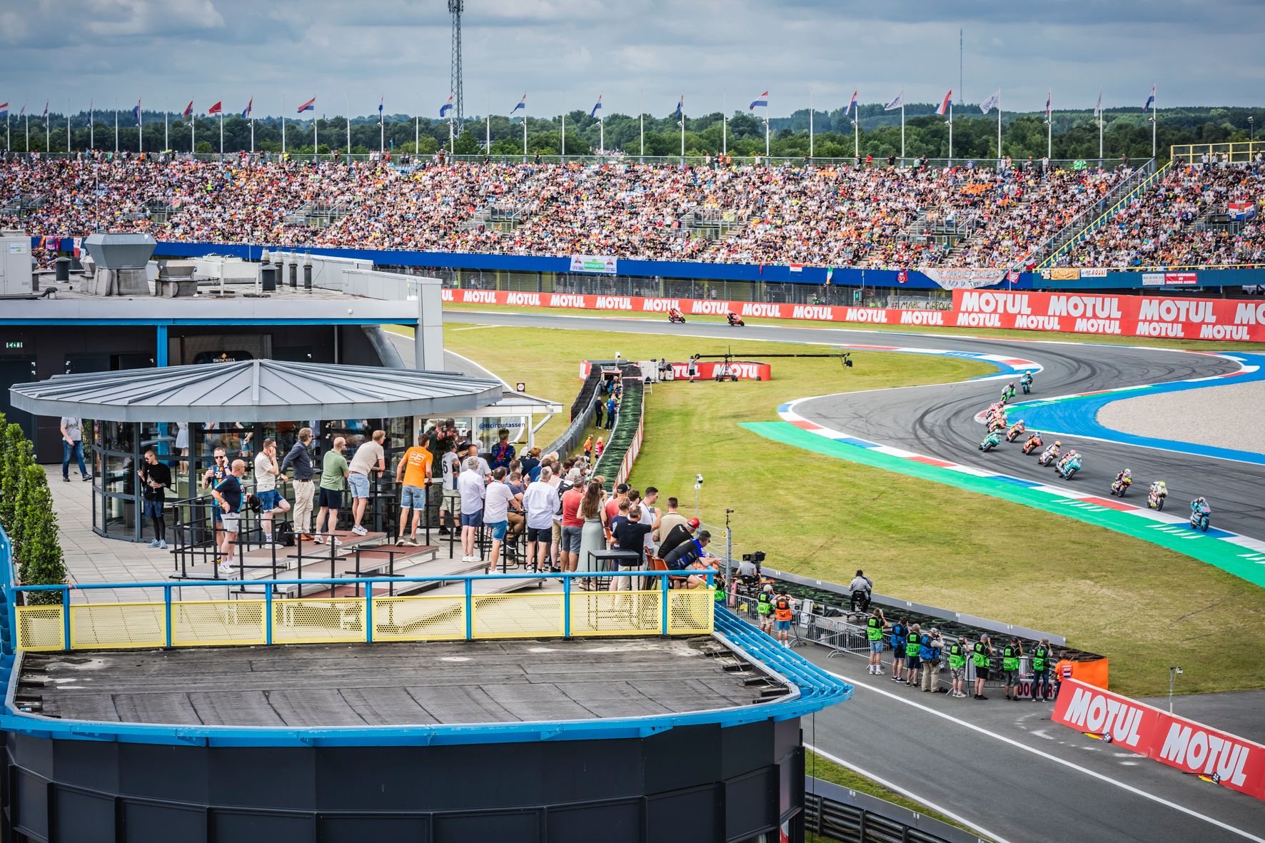 MotoGP am TT Circuit Assen – Tribünen und Strecke beim Motul TT Assen 2026