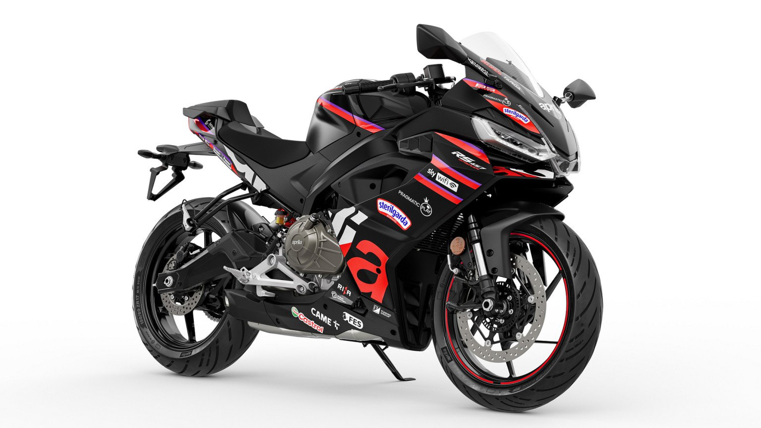 Aprilia RS 457 GP Replica: MotoGP-Flair für die A2-Klasse Aprilia RS 457 GP Replica 2026 – Schrägansicht von vorne rechts im Studio mit MotoGP-Sponsorenlogos auf schwarzer Verkleidung