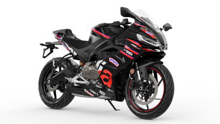 Aprilia RS 457 GP Replica 2026 – Schrägansicht von vorne rechts im Studio mit MotoGP-Sponsorenlogos auf schwarzer Verkleidung