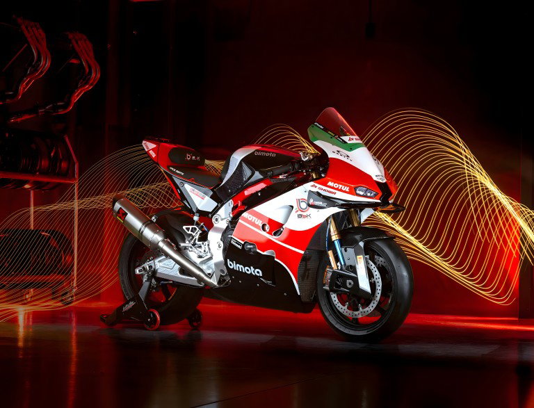 Bimota KB998 Rimini Elite 2026 – Seitenansicht rechts in rot-weiß-grüner Italia-Lackierung in der Provec-Racing-Werkstatt mit Lichteffekten