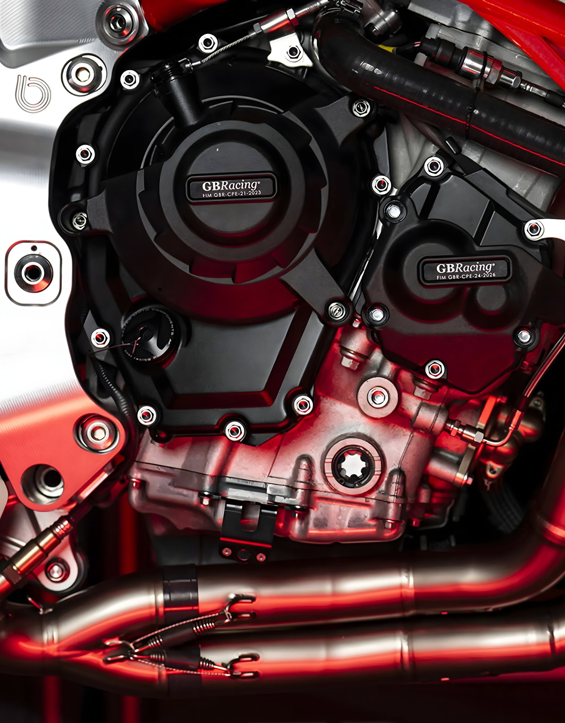 Bimota KB998 Rimini: Aktive Flügel im Serienbike, Verbot ab 2027 droht 6 Bimota KB998 Rimini Elite 2026 – Detailansicht des 998 cm³ Kawasaki-Reihenvierzylinders mit GBRacing-Schutzdeckeln und Titan-Auspuffkrümmern