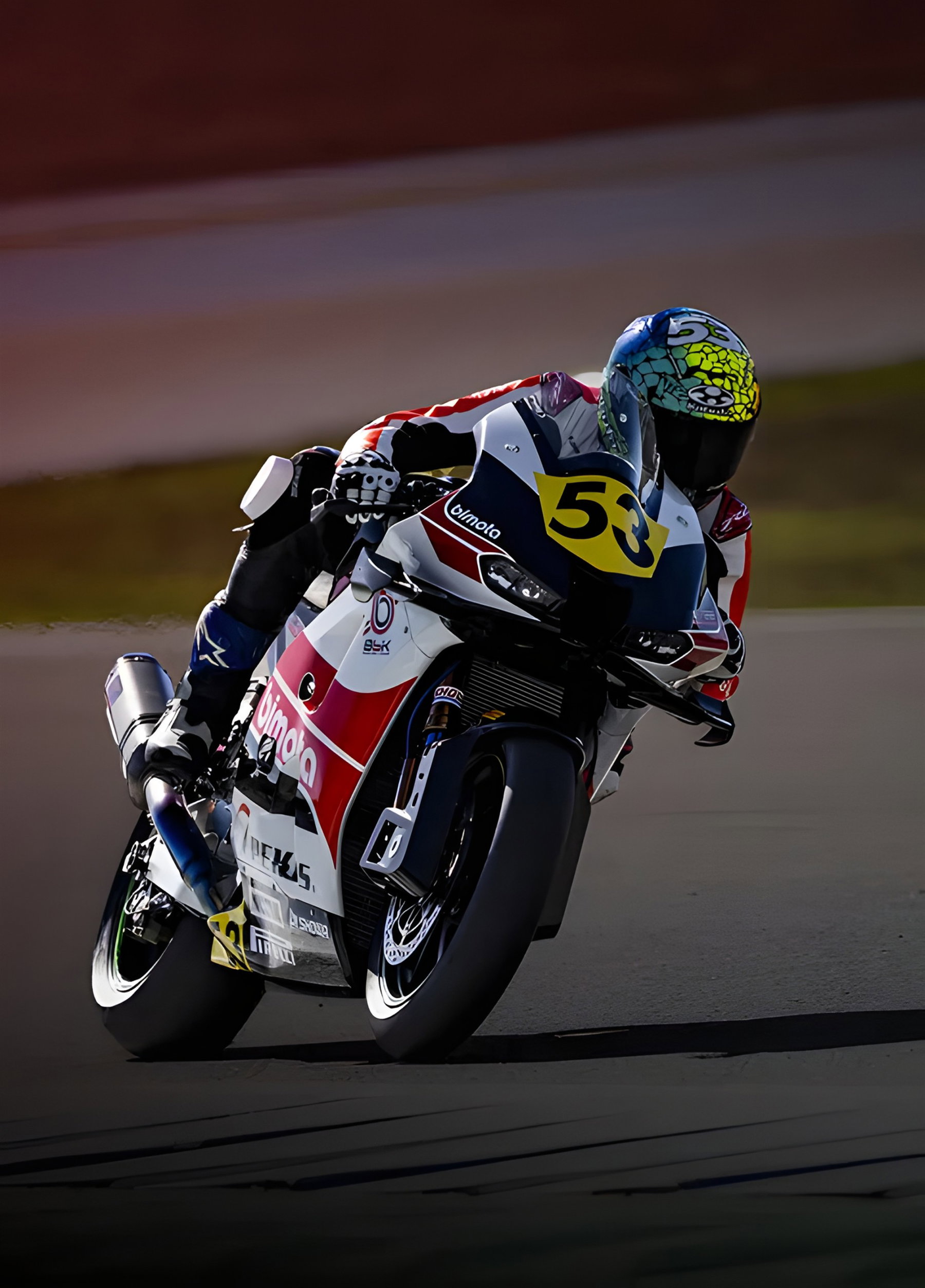 Bimota KB998 Rimini: Aktive Flügel im Serienbike, Verbot ab 2027 droht 4 Bimota KB998 Rimini Elite 2026 – Entwicklungsfahrer mit Startnummer 53 beim Beschleunigen auf der Rennstrecke in der Dämmerung