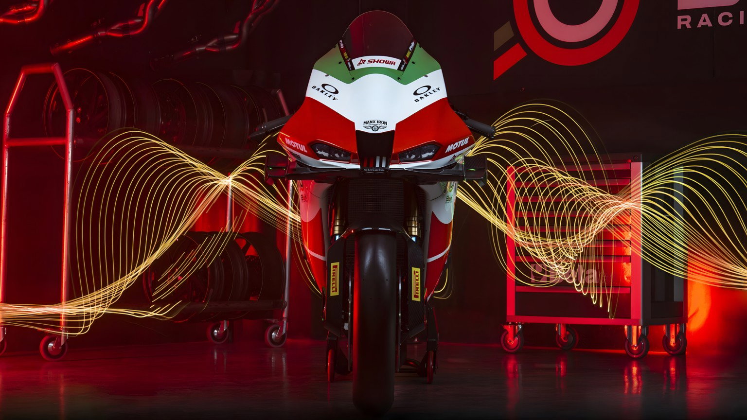 Bimota KB998 Rimini: Active Wings on a Production Bike, Ban Looms From 2027 Bimota KB998 Rimini Elite 2026 – Frontansicht auf Rollständer mit italienischer Trikolore auf der Verkleidung und Showa-Branding