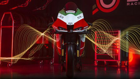 Bimota KB998 Rimini Elite 2026 – Frontansicht auf Rollständer mit italienischer Trikolore auf der Verkleidung und Showa-Branding