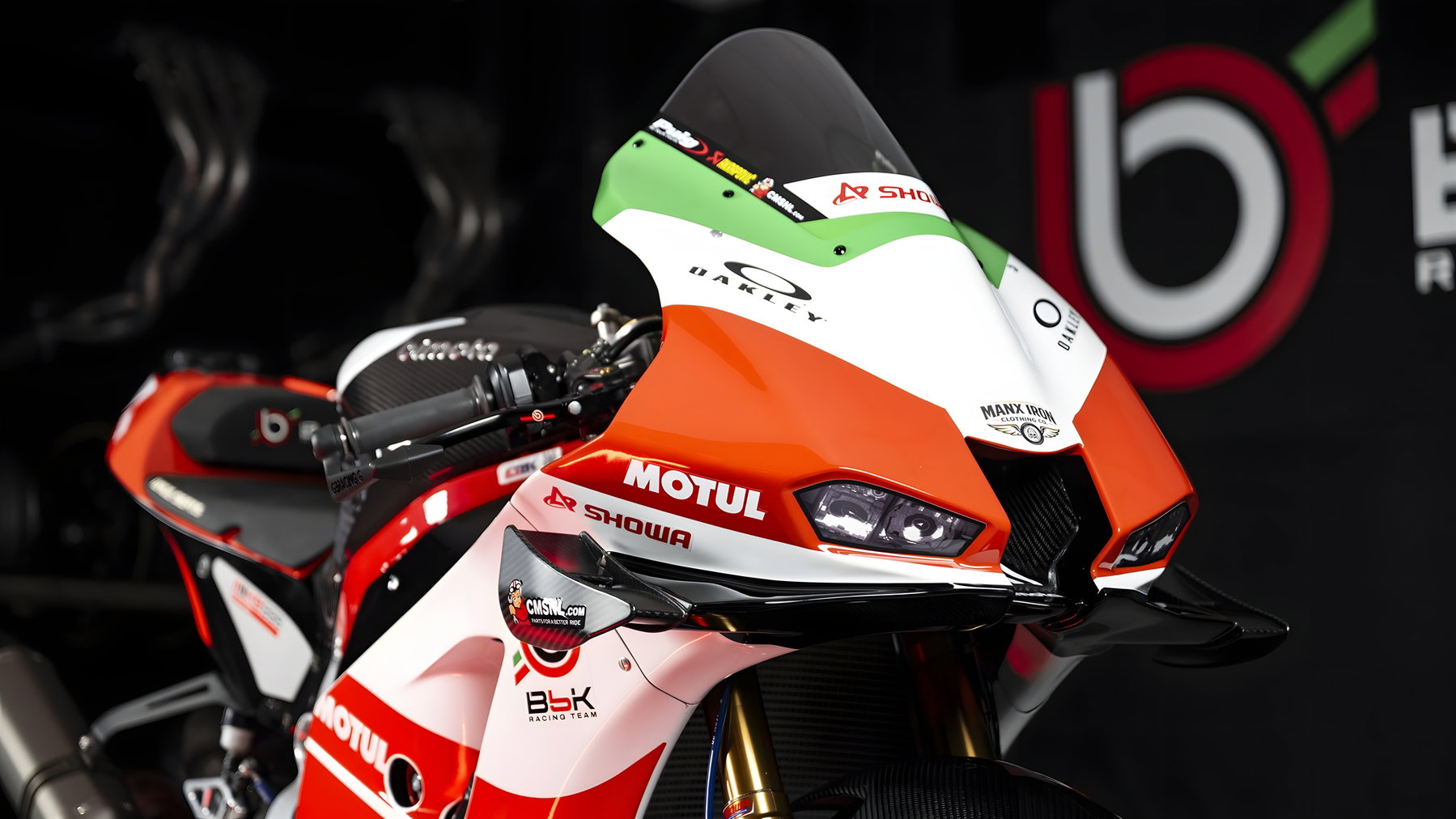 Bimota KB998 Rimini: Aktive Flügel im Serienbike, Verbot ab 2027 droht 1 Bimota KB998 Rimini Elite 2026 – Detail der Frontverkleidung mit italienischer Flagge, Showa-, Motul- und Oakley-Branding in der Box
