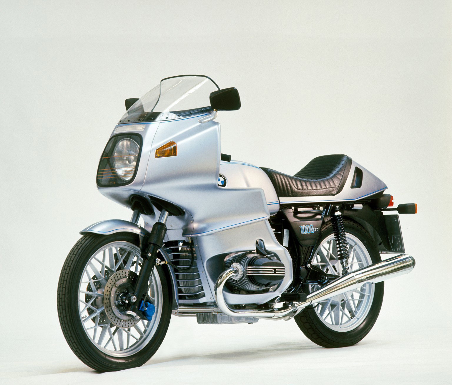 BMW R 100 RS 1976 – Frontansicht schräg rechts in Silbermetallic mit Pininfarina-Vollverkleidung im Studio, erstes Serienmotorrad mit Vollverkleidung