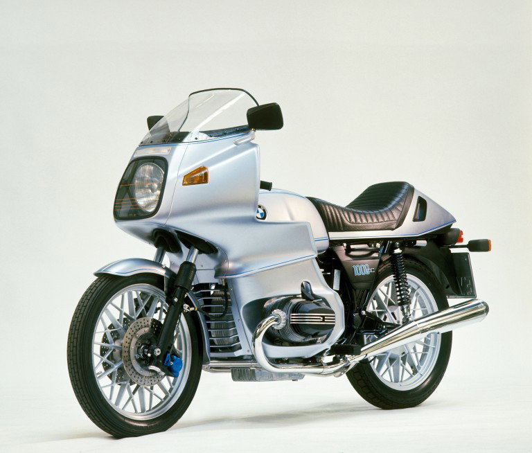 BMW R 100 RS 1976 – Frontansicht schräg rechts in Silbermetallic mit Pininfarina-Vollverkleidung im Studio, erstes Serienmotorrad mit Vollverkleidung