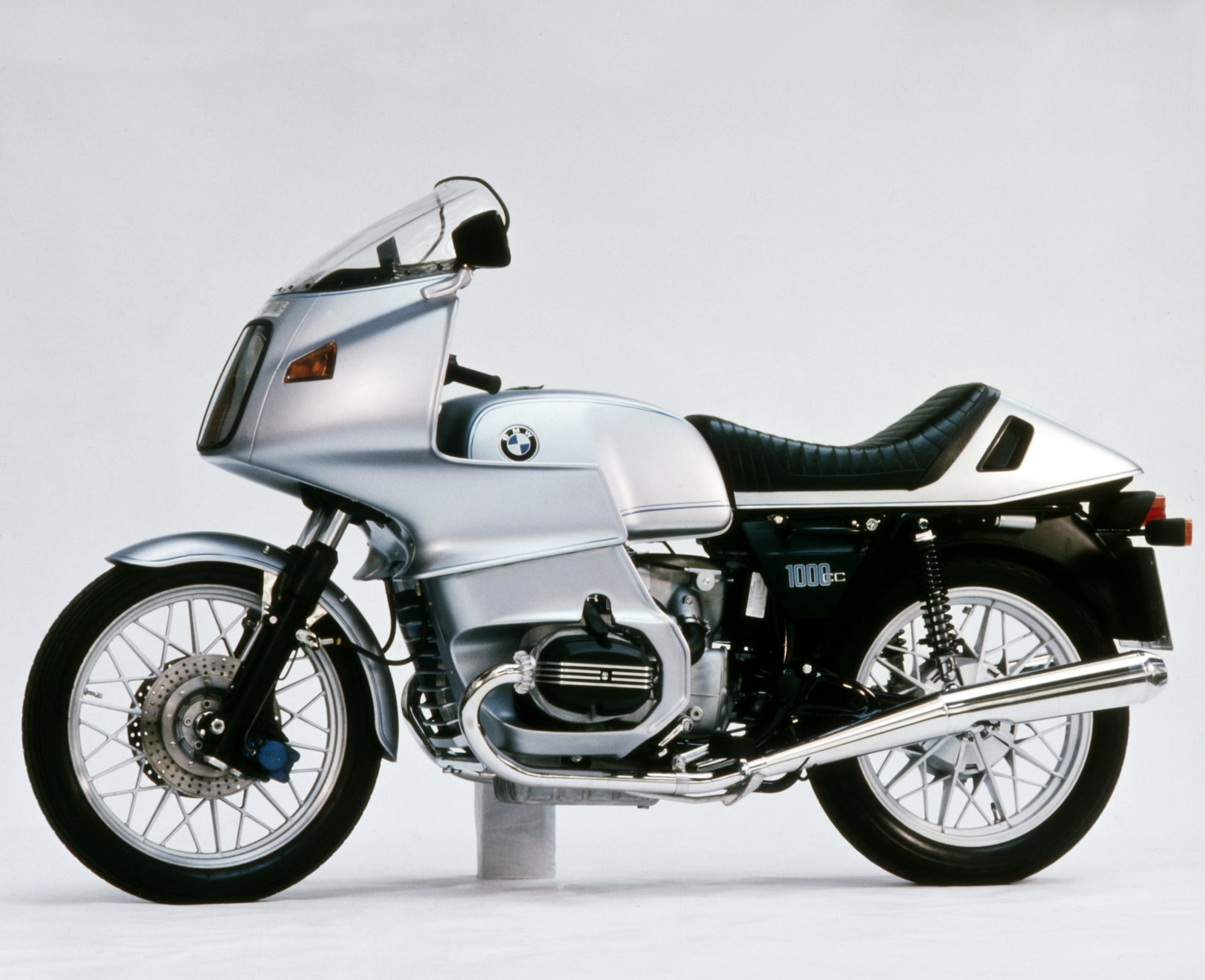 BMW R 100 RS 1976 – Seitenansicht von rechts in Silbermetallic mit rahmenfester Vollverkleidung im Studio, 980-ccm-Boxermotor mit 70 PS