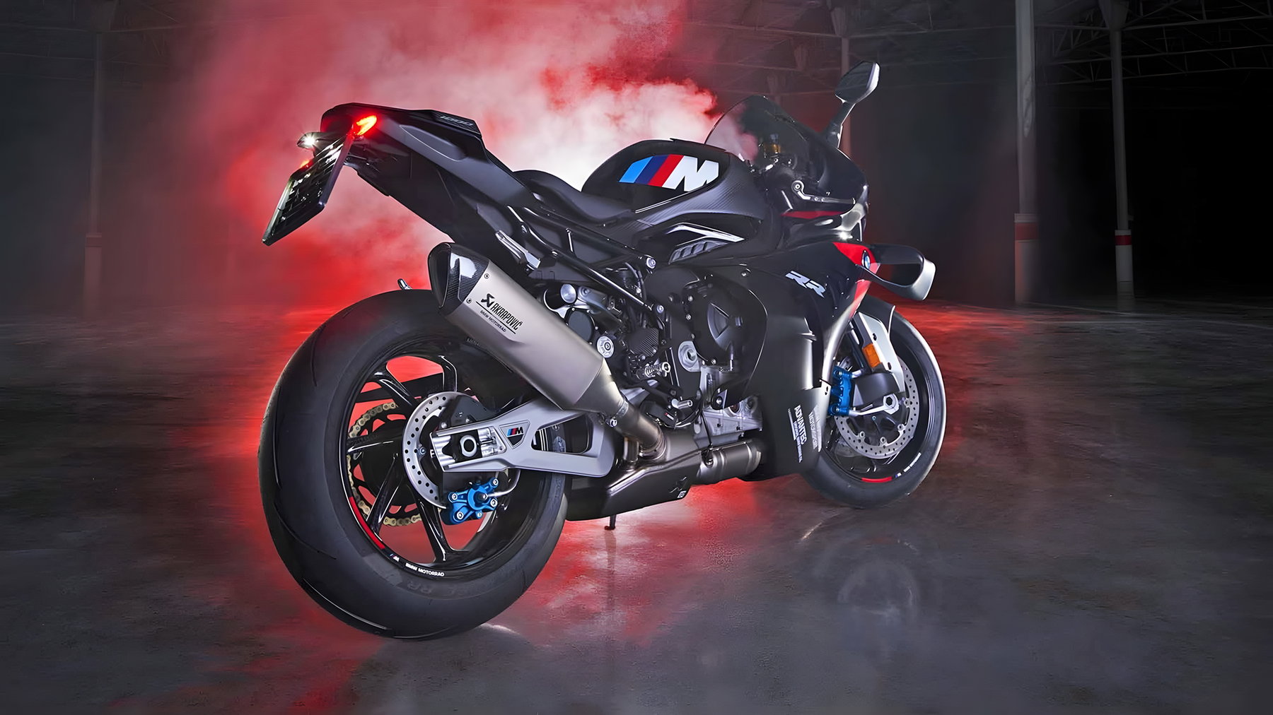 BMW M 1000 RR M2 Edition – rear view with Akrapovič exhaust system