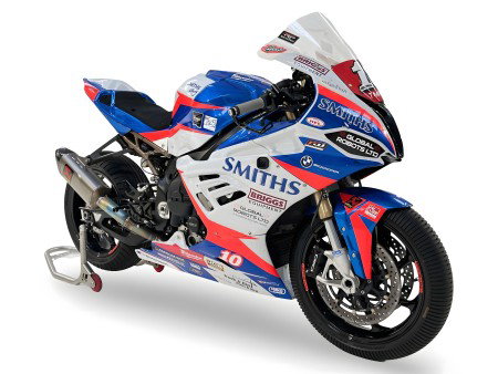 BMW S1000 RR Smiths Racing Peter Hickman 2019 – Studioaufnahme der blau-weiß-roten Rennmaschine mit Startnummer 10 und Smiths-Sponsoring in Dreiviertelansicht von vorne links